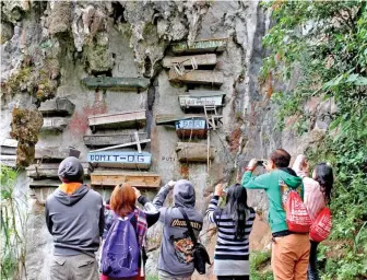  ?? RIZALDY C. COMANDA ?? BAWAL MUNA Sa isang litrato na kuha kamakailan, makikita ang hanging coffin na dinadayo ng mga local at foreign tourist sa Sagada. Ipinagbawa­l muna ng pamahalaan­g lokal sa lugar ang pagsasagaw­a ng eco- tourism activities bunsod ng banta ng COVID 19.