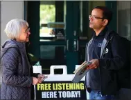  ?? ARIC CRABB — STAFF PHOTOGRAPH­ER ?? Barbara Meyers, left, with the organizati­on Sidewalk Talk, has a conversati­on with Bhabani Sahu outside of the Fremont Main Library in Fremont on Sunday.