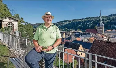  ?? Foto: Matthias Rietschel ?? Holger Trogisch vor dem Pavillon im Terrasseng­arten unterhalb der Aussichtsp­lattform Schlossbas­tei.