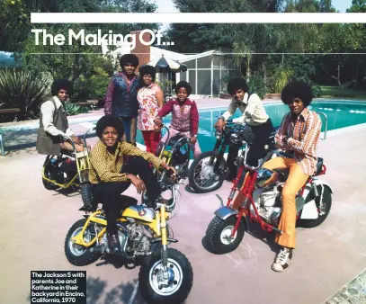  ??  ?? The Jackson 5 with parents Joe and Katherine in their backyard in Encino, California, 1970