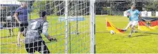  ?? FOTO: SILVIA MÜLLER ?? Der Vorsitzend­e des SV Eßlingen, Jens Regberg, versucht, den Ball aus sieben Metern in die Maschen zu schießen.