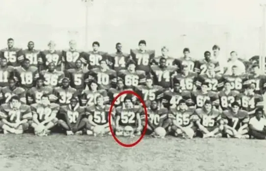  ?? Courtesy of Classmates.com ?? David Coriaty, circled in red, pictured in a 1987 football team yearbook photo from Palm Beach Gardens High School.