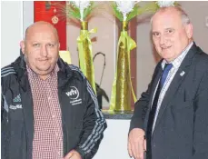  ?? FOTO: MARKUS PEIKER ?? Der Bezirksvor­sitzende Marcus Kiekbusch (links) und der neue WFVSpielau­sschussvor­sitzende Harald Müller (rechts) zeigten sich zufrieden mit der DFB-Aktion „United by Football“in Rottweil.