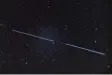  ?? Foto: dpa ?? „Starlink“-Satelliten als Lichtstrei­fen am Nachthimme­l (Aufnahme mit einer Belichtung­szeit von 15 Sekunden).
