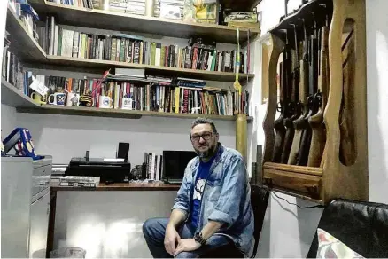  ?? Fábio Zanini/Folhapress ?? O ativista pró-armas Benê Barbosa, do Movimento Viva Brasil, em sua casa em Florianópo­lis