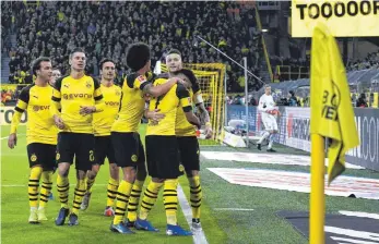  ?? FOTO: IMAGO ?? Die Dortmunder Götze (von li.) Piszczek, Delaney, Witsel und Sancho feiern mit Kapitän Marco Reus einen Treffer. Der BVB ist diese Saison noch ungeschlag­en.