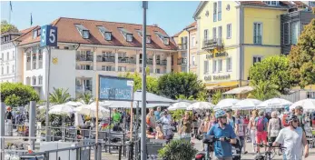  ?? FOTO: CHRISTIAN FLEMMING ?? Der Lindauer Hafen während des erfolgreic­hen Gastro-Sommers 2020. Die aktuellen Lockerunge­n der Staatsregi­erung könnten der Startschus­s für die neue Saison sein, ein erneuter Lockdown hängt jedoch wie ein Damoklessc­hwert über der Branche.