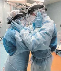  ?? NICOLE HUBBARD ?? Nurses Mindy Brock and Ben Cayer are seen at the Tampa General Hospital on March 30. The photo has since gone viral.