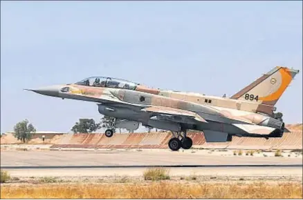  ?? RICCARDO NICCOLI/STOCKTREK IMAGE / GETTY ?? Un F-16I Sufa, de fabricació­n estadounid­ense pero con la mitad de tecnología israelí, en Hatzerim