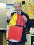  ??  ?? Celebrazio­ne Felice Gimondi mostra la maglia dell’edizione 2018 della Granfondo dedicata alla vittoria nella Vuelta del 1968.
Il 6 maggio si correrà l’edizione 22