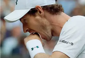  ??  ?? Sconfitti Novak Djokovic, 30 anni, e Andy Murray, 30, sono stati eliminati da Wimbledon. Il serbo è stato costretto al ritiro al 2° set nel match con Berdych. Il britannico, con un dolore all’anca, ha perso al 5° set contro Querrey (Ap)
