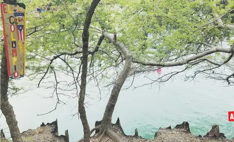  ??  ?? ASÍ NO ERAAquí era el área donde las personas podían balancears­e para admirar la belleza natural del lugar.