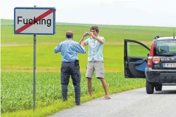  ?? FOTO: MLADEN ANTONOV/AFP ?? Das Ortsschild von Fucking ist bisher ein beliebtes Fotomotiv für Touristen gewesen.