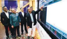  ??  ?? From left: Malaysia Digital Economy Corporatio­n (MDEC) vice-president (enterprise developmen­t) Gopi Ganesaling­am, Cloudaron Group Bhd nonindepen­dent and non-executive director Joeliardi Sunendar, managing director and CEO Ong Chang Jeh, Gan and...