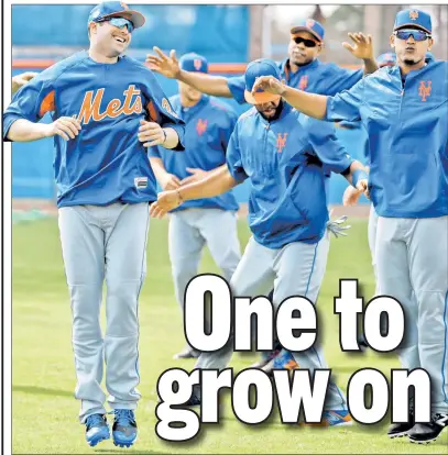  ?? AP ?? NOT WALK-ING AWAY:
Neil Walker, all smiles as he stretches with teammates Wednesday, says he’s interested in staying with the Mets. An industr y source said the Mets and Walker have discussed a deal in the range of three years and $40 million.