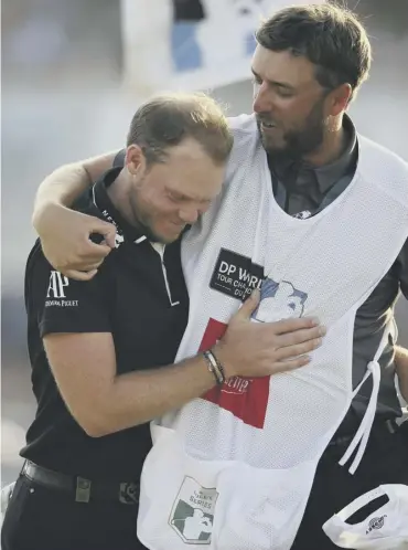  ??  ?? 0 Danny Willett hugs his caddie after winning the DP World Tour Championsh­ip in Dubai on Sunday.