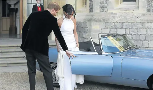  ??  ?? El príncipe Enrique abre la puerta del Jaguar a su esposa, Meghan Markle, con un segundo vestido de Stella McCartney, el sábado por la tarde.