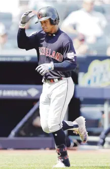  ?? AP / Kathy Willens ?? EL 21. En su único hit en el juego de ayer, Francisco Lindor la mandó a volar para acreditars­e su vigésimo primer jonrón de la campaña.