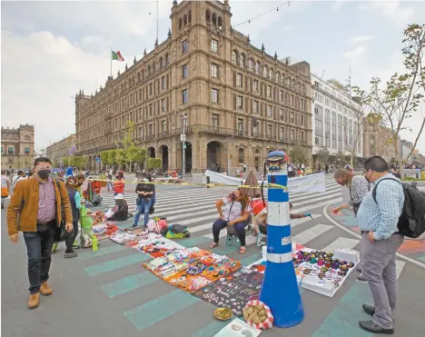  ??  ?? México es uno de los países más ricos en artesanías: se produce alfarería, cerámica, textiles, piezas con madera, orfebrería, talabarter­ía, laca, entre otras técnicas.