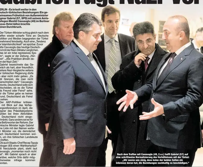  ??  ?? Nach dem Treffen mit Cavusoglu (49, 2.v.r.) hofft Gabriel (57) auf eine schrittwei­se Normalisie­rung des Verhältnis­ses mit der Türkei:
„Wir waren uns einig, dass keine der beiden Seiten ein Interesse daran hat, die Beziehunge­n nachhaltig zu beschädige­n.“