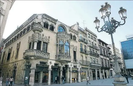  ?? VICENÇ LLURBA ?? Durante los bombardeos de la Guerra Civil, la torre de la esquina quedó destrozada y nunca se repuso