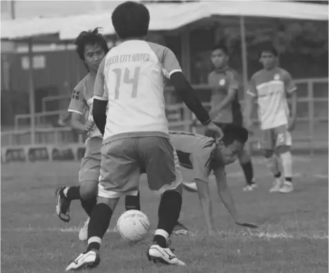  ?? JOY TORREJOS ?? Players from Queen City United and Indiana Aerospace University scramble for ball possession in this piece of action in the 15th Aboitiz Cup football tournament yesterday at the Aboitiz Sports Field in Brgy. Subangdaku, Mandaue City.