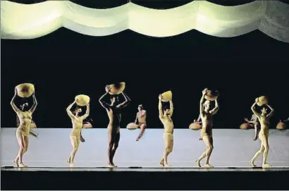  ?? XAVIER CERVERA ?? Catorce bailarines forman la tribu de esta pieza del 2017 que Blanca Li estrenó ante mil personas en el Liceu