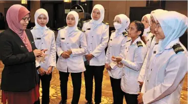  ?? ?? Making waves: yasmin talking to a group of UMT martime degree undergradu­ates during the Internatio­nal day for Women in Maritime 2022 launch.