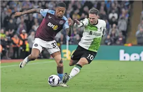  ?? ?? Leon bailey del Aston Villa, (izq.), pelea el balón con Alexis Mac Allister del Liverpool