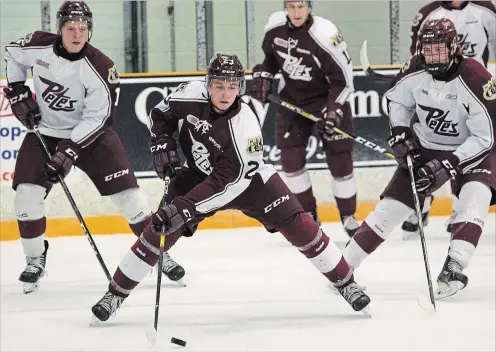  ?? JESSICA NYZNIK EXAMINER ?? Keegan McMullen, centre, looks for a pass during the Peterborou­gh Petes training camp maroon and white intrasquad game at the Evinrude Centre on Wednesday.