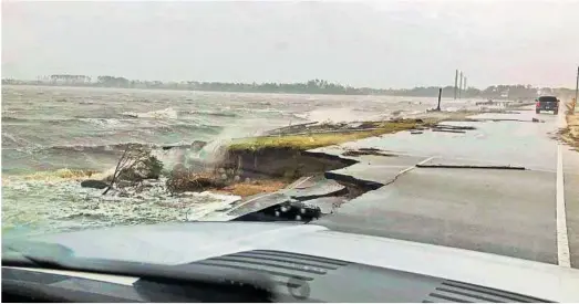  ??  ?? Mit peitschend­em Regen und Windgeschw­indigkeite­n von bis zu  Kilometern pro Stunde trifft Hurrikan „Florence“auf die Ostküste der USA. Viele Menschen verlassen die Region, auch wenn erste Straßen, wie hier in North Carolina, beschädigt sind. Foto: dpa