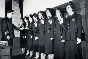  ?? Aaron Rubino / The Chronicle 1950 ?? In 1950, Chief Michael Mitchell with female Police Department recruits. The SFPD then employed policewome­n who wore skirts and heels but did not go out on patrol.