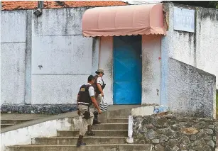  ?? MAURO AKIN NASSOR ?? Policiais chegam à Escola Municipal Santa Rita, em Luís Anselmo