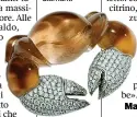  ??  ?? La spilla Granchio che fa parte della collezione animalier : la pietra è realizzata sovrappone­nd o corallo e cristallo di rocca. È montata su oro bianco con le chele in pavé di diamanti