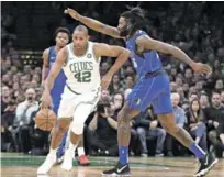  ?? AP ?? Ataque. el dominicano Al Horford realiza una gestión ofensiva durante uno de los últimos partidos de los Celtics.