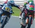  ?? Foto: dpa ?? Die Hand an der Bremse – aber nicht an der eigenen. Romano Fenati (li.) bei sei ner lebensgefä­hrlichen Aktion im Mo to2 Rennen in Misano.