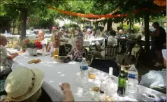  ?? (Photo DR) ?? Lors de la précédente édition de la Semaine de l’âge d’or, un repas champêtre avait été organisé au foyer Roger-Mistral à l’occasion .