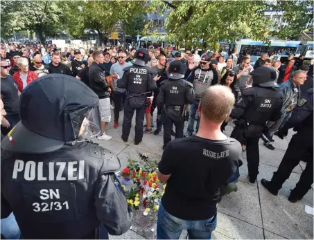  ?? Foto: dpa/Andreas Seidel ?? Am Ort der Gewalttat, der ein 35-jähriger Deutscher in Chemnitz zum Opfer fiel