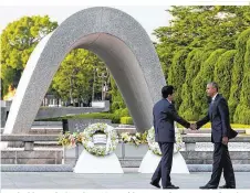  ??  ?? Handschlag zwischen dem US-Präsidente­n und Japans Premier Abe