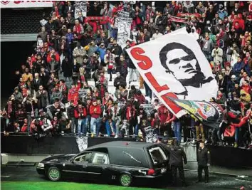  ??  ?? Lap of honour The body of the Portuguese football legend Eusebio is carried inside a hearse as supporters cheer during his memorial tribute at Benfica’s Luz stadium in Lisbon.