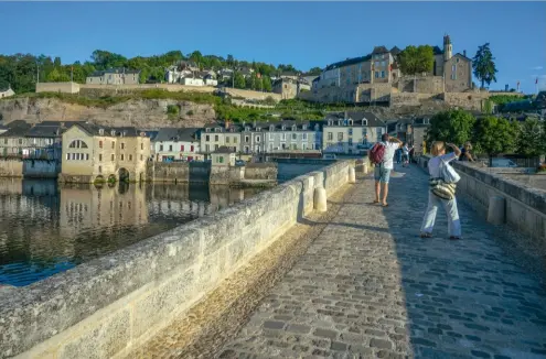  ??  ?? Jusqu’en 1833, seul le Vieux
Pont (photos de la page) franchissa­it la Vézère. Aujourd’hui, deux ouvrages d’art l’enjambent, à moins de 200 mètres l’un de l’autre.
Une duplicité qui contribue au charme réel de Terrasson. D’autant que, depuis 1978, un troisième pont détourne la circulatio­n automobile de la Vieille-ville.
Page de gauche : Place Gabrielbou­quier et ses maisons remarquabl­es dont celle, en pierre blonde, du Convention­nel Bouquier (fin xvedébut xvie siècles).