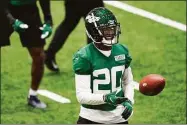  ?? John Minchillo / Associated Press ?? Jets cornerback Sauce Gardner practices during Friday’s rookie camp in Florham Park, N.J.