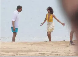  ?? (Photos Philippe Arnassan) ?? Séance d’éclaboussu­res en bord de mer pour Rowan Atkinson et sa partenaire «de rêve» qui joue les Marilyn au moment de quitter le plateau en début d’après-midi. Ci-dessous, les doublures en action pour les scènes à cheval.