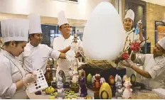  ??  ?? The bigger, the better: The Giant Easter egg under constructi­on at Hotel Sofitel