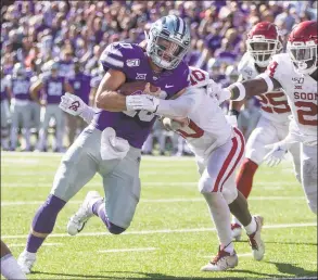  ?? Travis Heying / TNS ?? Kansas State quarterbac­k Skyler Thompson scores on a 3yard run during the third quarter of the Wildcats’ 4841 vicgtory over Oklahoma at Bill Snyder Family Stadium in Manhattan, Kan., on Saturday.