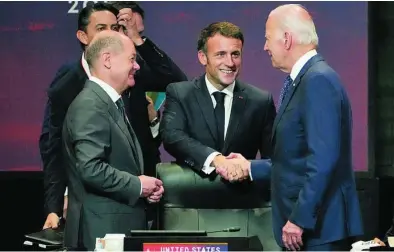  ?? AP ?? Joe Biden conversa con el francés Emmanuel Macron y el alemán Olaf Scholz, ayer en la Cumbre de Bali