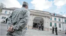  ?? FOTO: MARIJAN MURAT/DPA ?? Zukunft erst einmal ungewiss: Die Patch Barracks in Stuttgart-Vaihingen beherberge­n unter anderem das militärisc­he Hauptquart­ier der US-Truppen in Europa (Eucom).