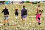  ?? ?? PARTY’S OVER Revellers leave Worthy Farm