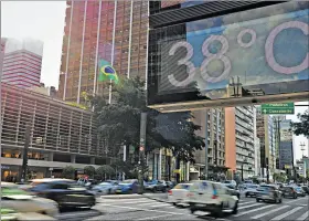  ?? ?? São Paulo. Un termómetro meteorológ­ico en la Avenida Paulista.