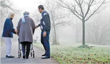  ?? BILD: SN/MARCO RIEBLER ?? Im Seniorenwo­hnhaus Nonntal wird niemand allein gelassen. Leiter Christian Kagerer und Sozialbetr­euerin Eva Ceska beim Spaziergan­g mit einer Bewohnerin.